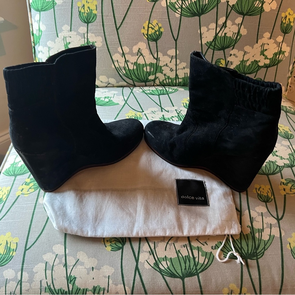 Dulce Vida suede booties